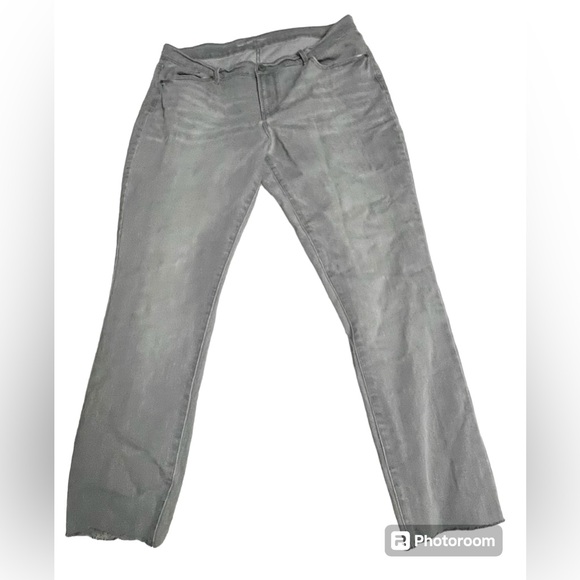 Old Navy Women’s Gray Curvy Profile Jeans, Size 16 - Picture 1 of 4